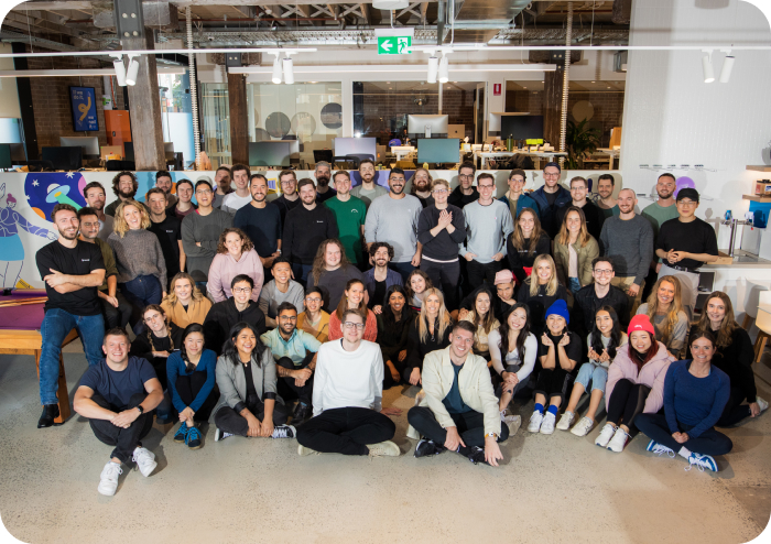Personas reunidas felices en una oficina